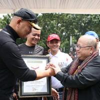 bagikan-5555-helm-sni-korlantas-polri-catat-rekor-di-muri