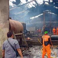 13-unit-damkar-dikerahkan-padamkan-kebakaran-gudang-di-kamal-muara