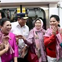 antusiasme-warga-saat-jajal-mrt-bersama-ibu-iriana-joko-widodo