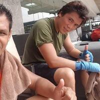 reaksi-reino-barack-saat-kekuatan-otot-perutnya-diuji-oleh-mantan-petinju-profesional