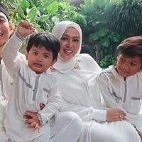 sempet-syok-anak-denny-cagur-terjebak-di-dalam-lift-rumahnya