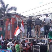 resah-napi-jadi-sapi-perah-oknum-sipir-massa-geruduk-lapas-cipinang