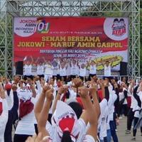 ribuan-emak-emak-yang-tergabung-paguyuban-senam-tulungagung-kompak-dukung-jokowi-amin