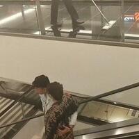 jalan-jalan-di-mal-gisel-dan-wijaya-saputra-saling-rangkul