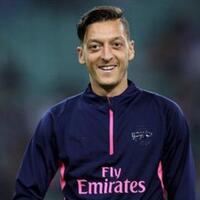 mesut-oezil-bahagiakan-bocah-penggembala-sapi-yang-menulis-namanya-di-kaos