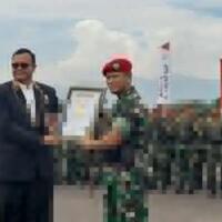 kopassus-masuk-muri-setelah-kibarkan-bendera-merah-putih-raksasa-di-udara