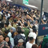 teriakan--jokowi--menggema-di-stasiun-mrt-lebak-bulus