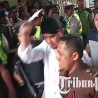 turun-dari-mobil-tahanan-ahmad-dhani-bawa-amplop-sambil-teriak-surat-untuk-prabowo