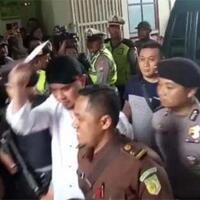 ahmad-dhani-bawa-surat-untuk-capres-prabowo-subianto-ke-persidangan-di-pn-surabaya