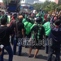 pagi-ini-ribuan-driver-ojek-online-demo-di-kota-surabaya-hingga-sore