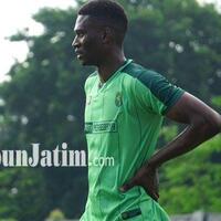 persebaya-surabaya-vs-ps-tira-persikabo-amido-balde-konsentrasi-cetak-gol