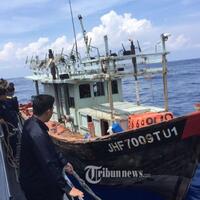 kp-hiu-macan-01-amankan-dua-kapal-berbendera-vietnam-di-laut-natuna