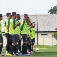 pelatih-persebaya-sebut-arema-fc-tak-lebih-kuat-berharap-tak-bertemu-di-parta-puncak