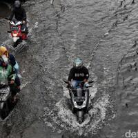 ojek-online-hujan-hujanan-tetap-pakai-sepatu-ya