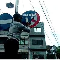 dishub-jakbar-copot-rambu-lalu-lintas-palsu