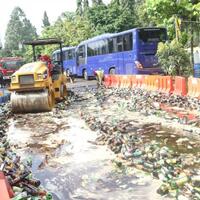 satpol-pp-sukoharjo-musnahkan-2009-botol-miras-sitaan