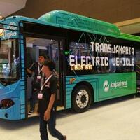 transjakarta-pajang-2-bus-listrik-di-pameran-busworld-south-east-asia-2019