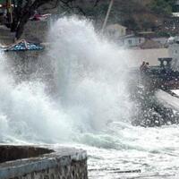 peringatan-dini-bmkg-gelombang-tinggi-di-perairan-indonesia-waspadai-ombak-4-meter