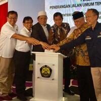 menteri-esdm-resmikan-pju-ts-di-ponpes-miftahul-huda