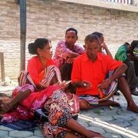 seorang-ibu-70-tahun-menunggu-anaknya-terima-ijazah-sampai-tertidur-di-depan-hotel