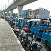 sejumlah-angkot-jak-lingko-mengetem-di-sekitar-stasiun-mrt-lebak-bulus