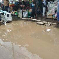 diguyur-hujan-genangan-air-muncul-di-jalan-basuki-rachmat-depan-pasar-gembrong