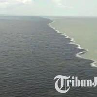 fenomena-laut-di-selat-madura-di-jembatan-suramadu--terbelah--60-km