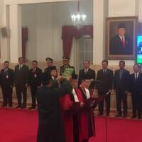 jokowi-saksikan-sumpah-aswanto-dan-wahiddudin-sebagai-hakim-konstitusi