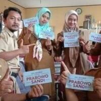 pose-2-jari-dan-pamer-stiker-prabowo-sandi-6-guru-honorer-di-tangerang-dipecat