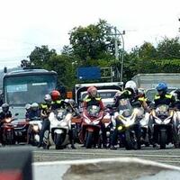 serasa-raja-jalanan-rombongan-honda-pcx-terobos-palang-pintu-kereta-api