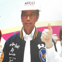 dapat-dukungan-dari-10000-pengusaha-jokowi-diberi-helm-proyek