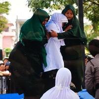 lima-pasangan-mesum-dicambuk-ada-mahasiswa-ibu-rumah-tangga-hingga-buruh-bangunan