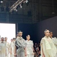 dukungan-untuk-perempuan-rama-dauhan-tampilkan-koleksi-busana-bertema-intuisi