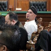 ahli-bahasa-dan-kuasa-hukum-berdebat-di-sidang-ahmad-dhani