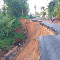jalan-provinsi-di-cianjur-ambles-5-meter-gara-gara-longsor