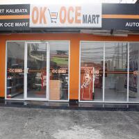 pegawai-gerai-lebih-sibuk-bersihkan-kaca