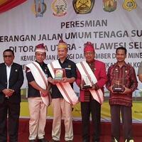 kementerian-esdm-resmikan-pju-tenaga-surya-di-40-titik-di-toraja-utara