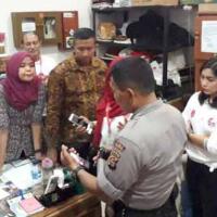 pose-2-jari-usai-acara-jokowi-karyawan-hotel-dibawa-ke-kantor-polisi