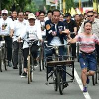 kisah-ibu-ini-nekat-cegat-jokowi-saat-naik-sepeda
