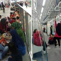 kelakuan--norak--penumpang-mirtbergelantungan-bak-tarzan-dan-buang-sampah