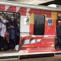 mrt-sesalkan-perilaku-penumpang-yang-gelantungan-hingga-injak-kursi-kereta