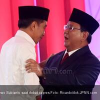 foto-jokowi---maruf-di-baliho-sosialisasi-tak-berpeci-bara-jp-protes