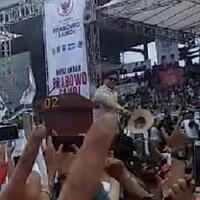 dari-panggung-kampanye-prabowo-buka-dan-lemparkan-baju-ke-pendukung