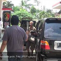 pengemis-tua-itu-meminta-uang-sambil-bawa-golok