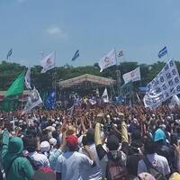 buka-dan-lempar-baju-lagi-di-kampanye-prabowo-saya-tak-bisa-beri-uang