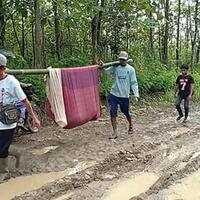 di-pandeglang-lagi-ibu-hamil-ditandu-6-km-karena-jalan-rusak