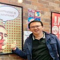 ahok-acungkan-jempol-di-depan-foto-jokowi-warganet-perang-komentar