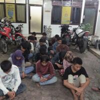 gara-gara-saling-ejek-di-facebook-19-geng-abg-perang-batu-di-sukaramai