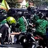 tak-mau-copot-kaos-jokowi-tukang-ojek-dikeroyok-massa-gpk