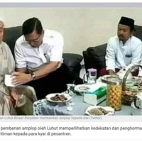 luhut-beri-amplop-ke-kyai-gp-ansor-sebagai-bentuk-penghormatan